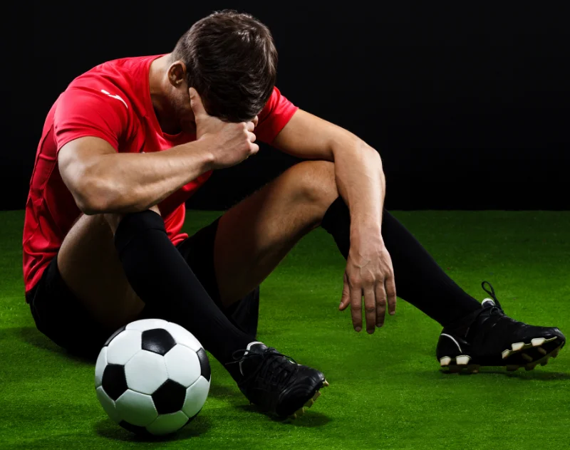 Vận động viên cần có những biện pháp phục hồi cơ bắp an toàn sau khi đá bóng